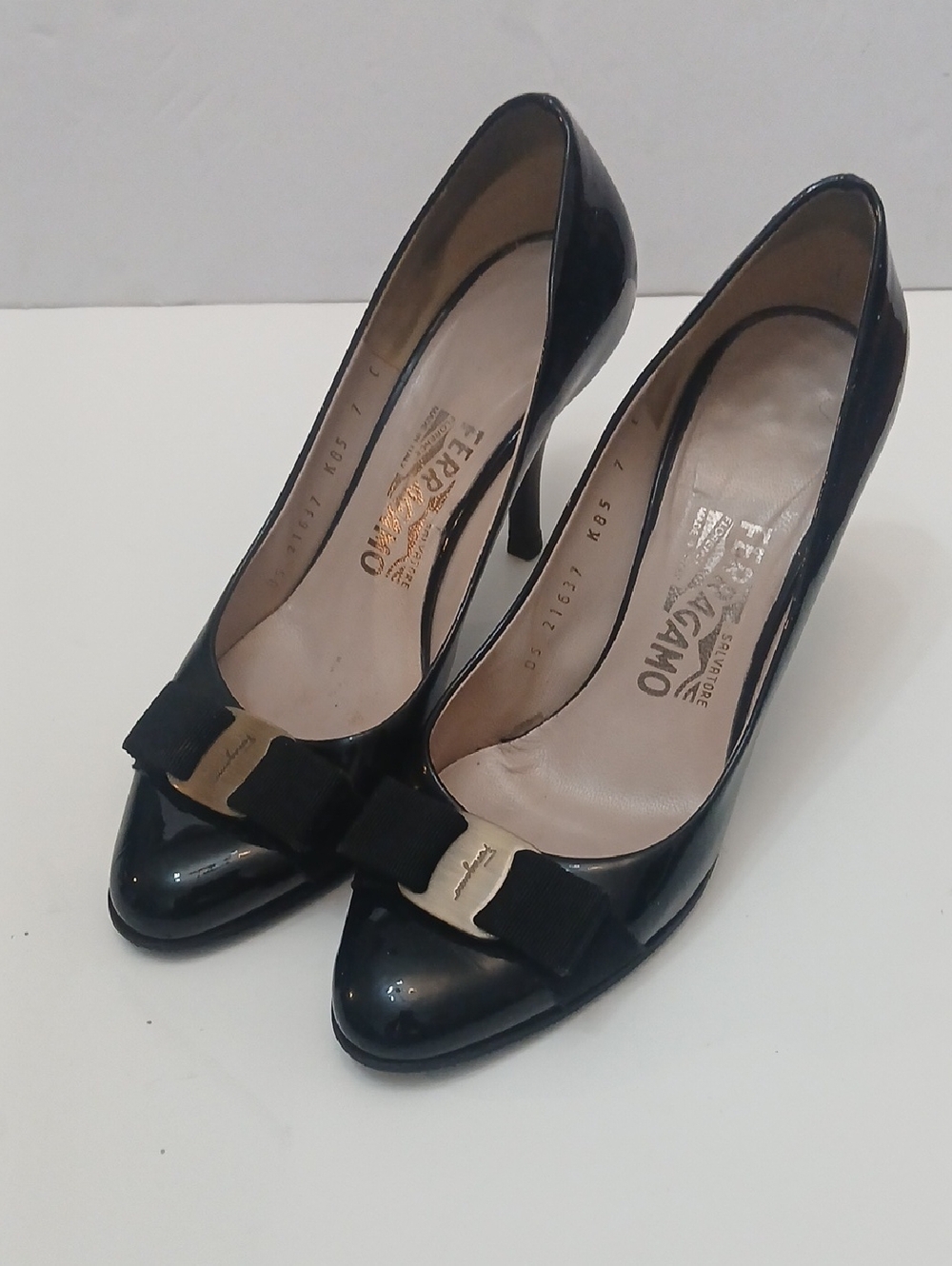 E HiSalvatore Ferragamo Black Patent Leather Bow Pumps with Gold Accent Size 7 B